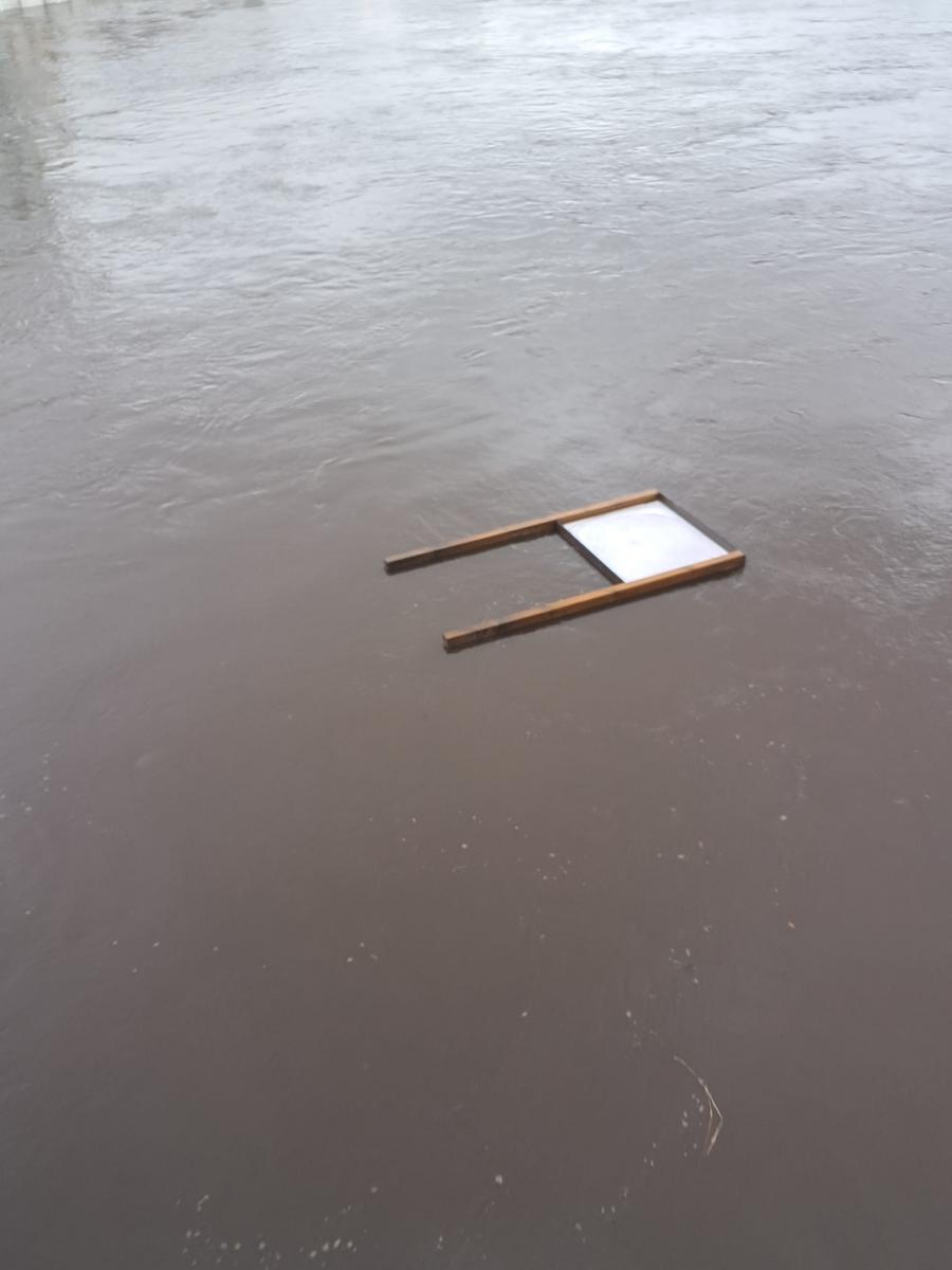Painel informativo do Projeto Life Águeda, à deriva no Rio Vouga.